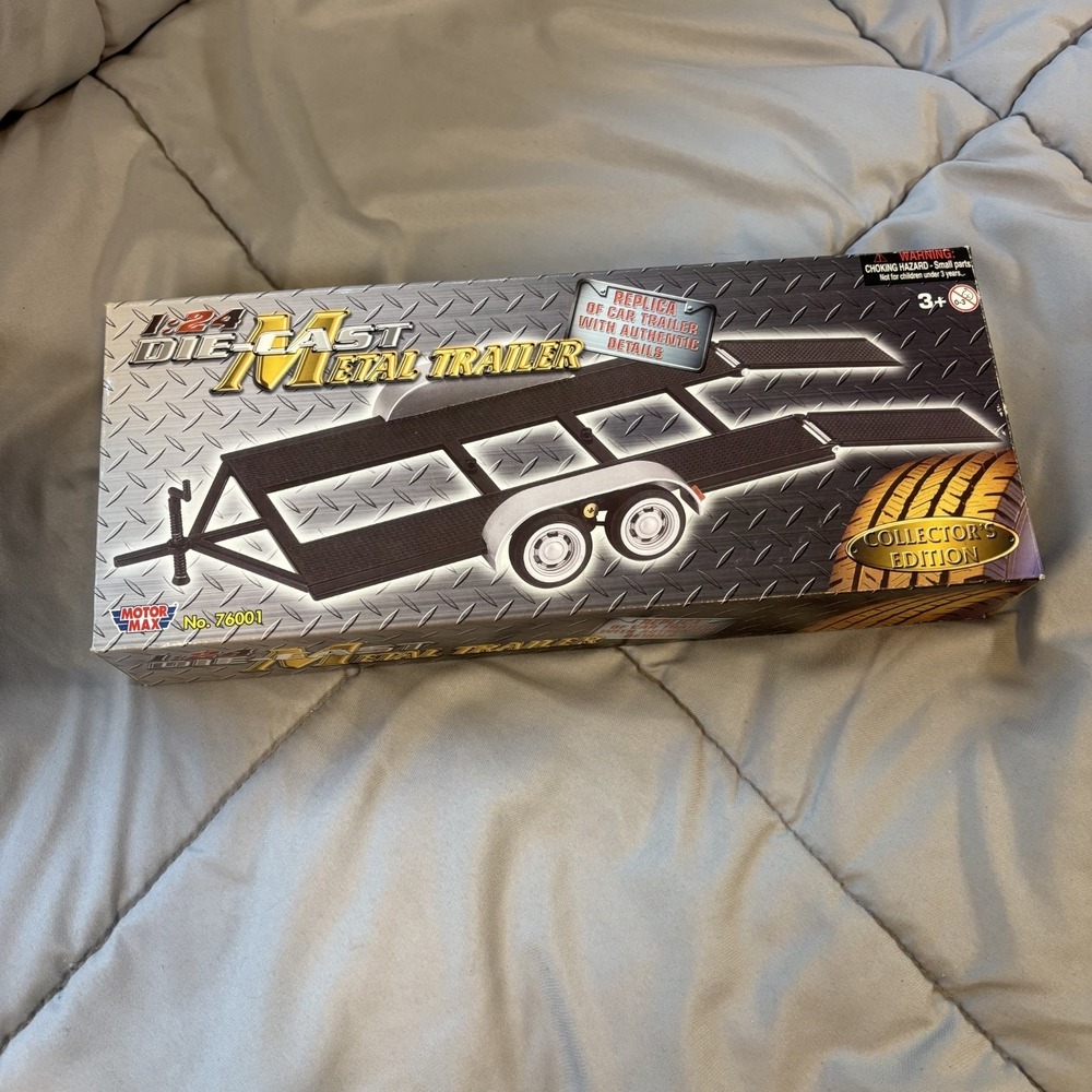 NIB MOTOR MAX DIECAST METAL CAR TRAILER 1/24 SCALE COLLECTORS EDITION